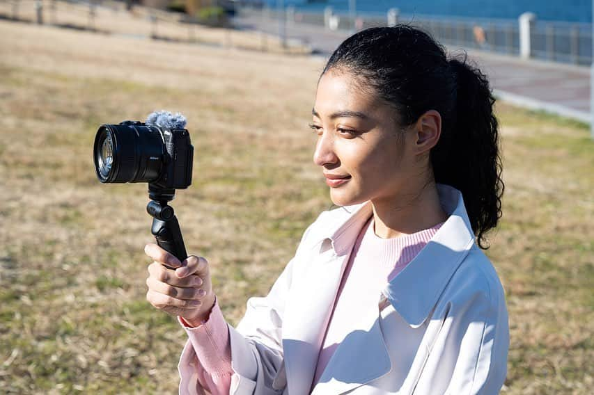 ニコンイメージングジャパン公式さんのインスタグラム写真 - (ニコンイメージングジャパン公式Instagram)「【NIKKOR Z 新製品のご案内】 . Vlogをはじめたいと思っている方におすすめ！ 表現の幅を拡げる、持ち歩きやすいパワーズーム搭載の超広角ズームレンズが登場！ . ▼「NIKKOR Z DX 12-28mm f/3.5-5.6 PZ VR」 https://nikon-image.com/products/nikkor/zmount/nikkor_z_dx_12-28mm_f35-56_pz_vr/ 2023年5月19日発売予定 (予約販売受付は、4月20日10時より開始します。) . 超広角12mm（35mm判換算：18mm相当）ならではの遠近感を強調した表現や、人の視野に近い自然な画角の28mm（35mm判換算：42mm相当）で、目で見たままを捉えるなども思いのまま。最短撮影距離からのボケを活かした映像制作なども楽しめます。 また、NIKKOR Z レンズでは初となるパワーズームの搭載で、優れた静音性※と操作性で快適なズーミングを実現。Vlogなどの動画撮影で威力を発揮します。 超広角ズームレンズながらも軽量なので、毎日の映像表現を探求するベストパートナーになります。 . ※ 静音性に配慮していますが、ズームリングを速く回転させたときなどに、動作音が記録される場合があります。 . 5、6枚目撮影：©:Yukihiro Nakamura . #nikoncreators #nikon #NIKKORZ #ニコン #カメラ #ミラーレス #Vlog #自撮り #Z30 #Zfc #ズームレンズ #広角レンズ」4月18日 16時01分 - nikonjp