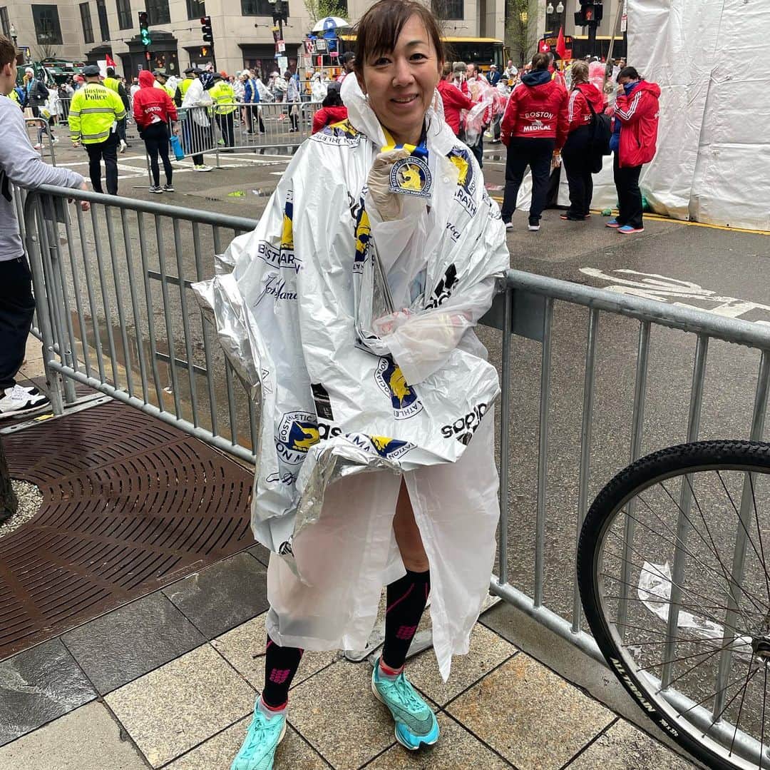 飯島寛子のインスタグラム：「Boston Marathon 2023! 無事に完走できました。3時間47分59秒！  Honolulu Marathon 2021で参加資格を得て、2022年9月にエントリー。 そこから始まり、少しづつ準備してこの日を迎えました。 一緒に練習してくれた仲間、応援してくれた方、家族、祈りのサポートがあったから、この舞台にたつことができました。 そして、マラソンの主催者ボランティアの方々、ありがとうございました。  また、マラソンを通して多くの出逢いもあり、気づきもあり、たくさんの事を学びました。 @bostonmarathon  #bostonmarathon  #ボストンマラソン2023 #ランナー」