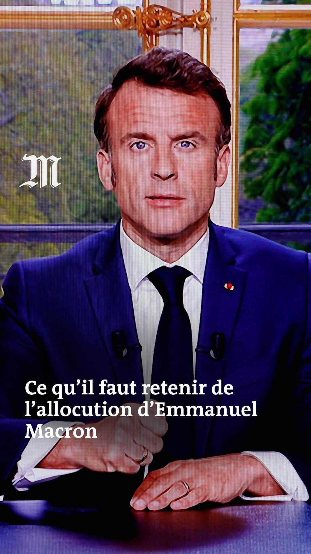 ルモンドのインスタグラム：「Le président de la République s’est exprimé lors d’une allocution solennelle prononcée du palais de l’Elysée, lundi 17 avril. Lors de ce discours de treize minutes, Emmanuel Macron a rapidement évoqué la réforme des retraites. Il a admis qu’un « consensus n’a pas pu être trouvé ». « Je le regrette », a-t-il ajouté. Selon le chef de l’Etat, la réforme des retraites était « nécessaire ».  Il s’est ensuite tourné vers la suite de son quinquennat, en se donnant « cent jours » pour agir « au service de la France », et donne rendez-vous le 14 juillet pour un bilan.  Le président de la République a fixé trois chantiers pour la suite de son quinquennat. Le premier est la création d’un « nouveau pacte de la vie au travail » dont les mesures concrètes doivent découler de négociations avec les partenaires sociaux. - Retrouvez notre article en suivant le lien linkinbio sur notre profil.⁣⁣ -  #emmanuelmacron #allocution #reformedesretraites」