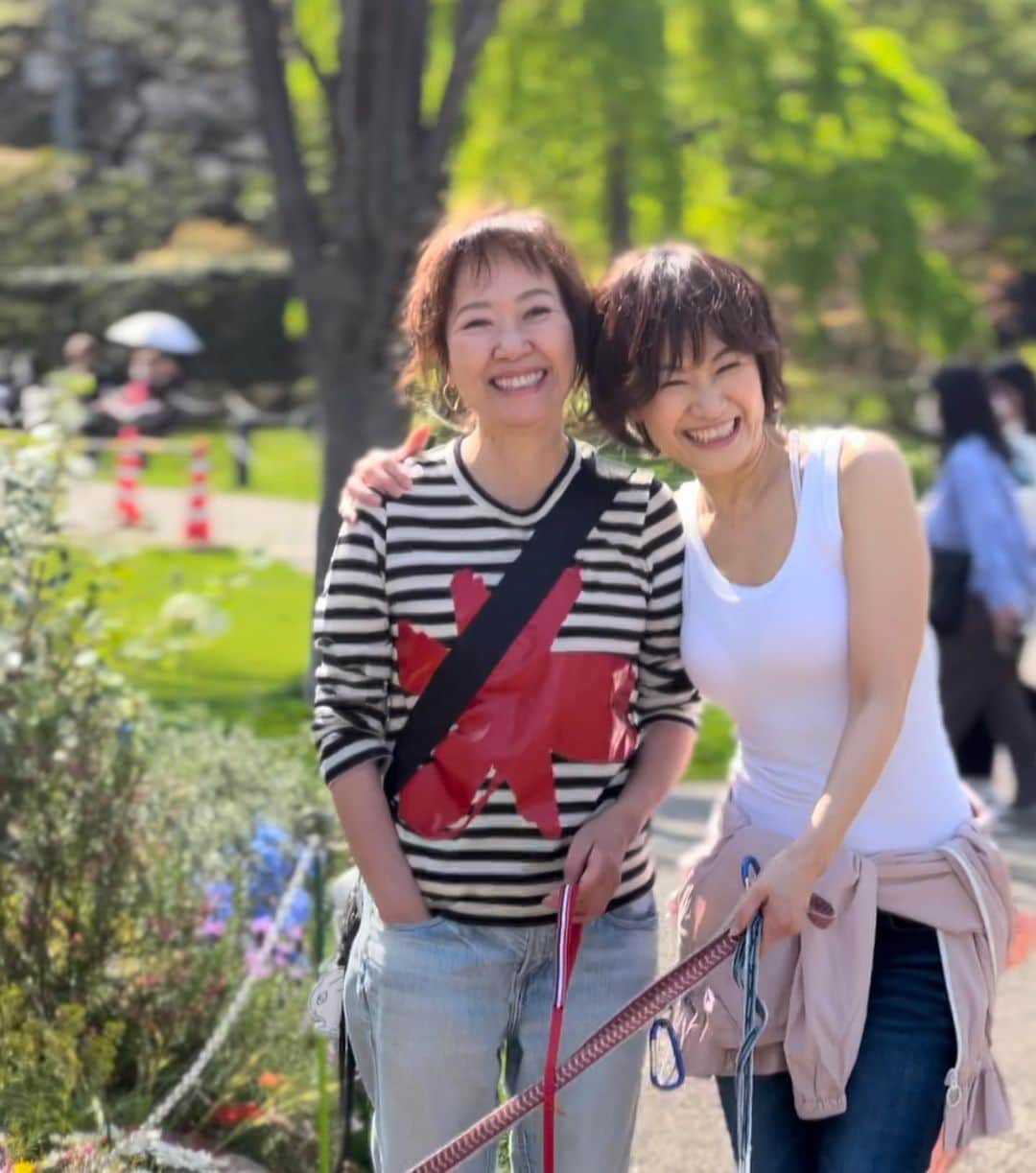 樫木裕実さんのインスタグラム写真 - (樫木裕実Instagram)「美代子さん今年はデビューから50周年の年。 @miyoko_asada  改めて芸能生活50年間って凄いなぁって思います。  そして16年以上前ですがまさか ドラマの中の美代子さんと 出会うことになるとは夢にも思わず。 初めて生の美代子さんに会った時 笑顔の可愛さにキュンとして ドラマの中の美代ちゃんの笑顔だぁって痺れたなぁ。  それは今もずっと同じでお付き合い長いけれど 美代子さんの笑顔はいつも新鮮です。  何度かここでも話しているけれど 私が年齢をちゃんと公表しようと思ったのは 美代子さんがTVでこの先生年齢43歳よ！ と言ったのがきっかけでした😂 まだトレーナー兼ダンサーもしていた私は 年齢は言わなかったんです😁 あちゃー美代子さん言っちゃった😅 Regina的に大丈夫！？ でもそれをきっかけに年齢を公表して 気持ちも楽になり自分が目指すべき道を 選択する勇気を持てたのです。  美代子さんとの外でのツーショットは 初めてで嬉しかった💕  ６０代を先にいく美代子さんとは 時に先輩としてのお話しを聞かせてもらったり 時に私が美代子さんにデビルとなって厳しく言ったり🤭 上になったり下になったり😁🙃 いつも美代子さんと笑い合っています。  還暦のお祝いにと白のカーゴパンツをいただきました💕✨ そしてToデビルと書かれたメッセージカードは宝です✨ メッセージカードに60の缶バッジまでついていて 早速キャップにつけて大阪へ💕  美代子さんありがとうございます☺️ そして美代子さんのデビュー50周年の年 これからも美代子さんの笑顔をいっぱい見れるように 一緒に笑顔で歩んでいきたいです。  #浅田美代子さん #美代ちゃん #大切なクライアントさま #還暦のプレゼント #還暦 #樫木裕実 #ボディメイク #カーヴィー #皆様からの真心たち」4月18日 16時14分 - kashikihiromi
