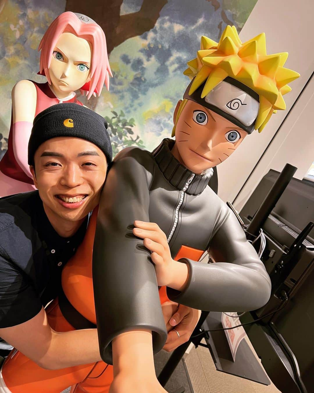 おしらさんのインスタグラム写真 - (おしらInstagram)「🍥 NARUTO × BORUTO VR  ダイバーシティ東京プラザにあるメタバースアトラクションで忍者ごっこしてきた。  訓練失敗でワイは下忍のままや…  2枚目はナルトに抱きついたらサクラちゃんに睨まれたの絵。  螺旋丸うったり、守鶴と戦ったりできるのでナルト大好きな方は是非遊びに行ってくださいまし🫶　  #naruto #boruto」4月18日 16時16分 - shiraishi_stadium