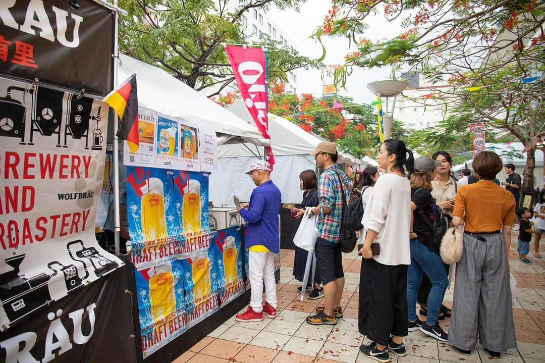 Haisai Chample Beer Festivalさんのインスタグラム写真 - (Haisai Chample Beer FestivalInstagram)「Haisai Beer Festival Spring 2023  Hello everyone!  The Haisai Beer Festival is back ‼️🎊 . Please come and enjoy the warm weather during the Golden Week holiday with your friends, family, and loved ones with craft beer! Kanpai🍻  There’ll be over 70 kinds of beer from breweries nationwide, including from Hokkaido, importers, and local beer pubs as well as food vendors who pride themselves on creating the best combinations of delicious beer and food! . [Date & Time] May 3 (Wed, Hol) 12:00 - 20:00 May 4 (Thu, Hol) 12:00 - 20:00 [Location] Place: Near Makishi Station at Saion Square Map: https://goo.gl/maps/AfQCadPw6T8HBvA87  Free Entry*  *When drinking beer, you are required to purchase an event-designated reusable beer cup for 300 yen (you can take this cup home and reuse it).   Please mark the date on your calendar, and we're looking forward to seeing you at Saion Square along Kokusai (International) Street!」4月18日 16時19分 - haisai_beerfes