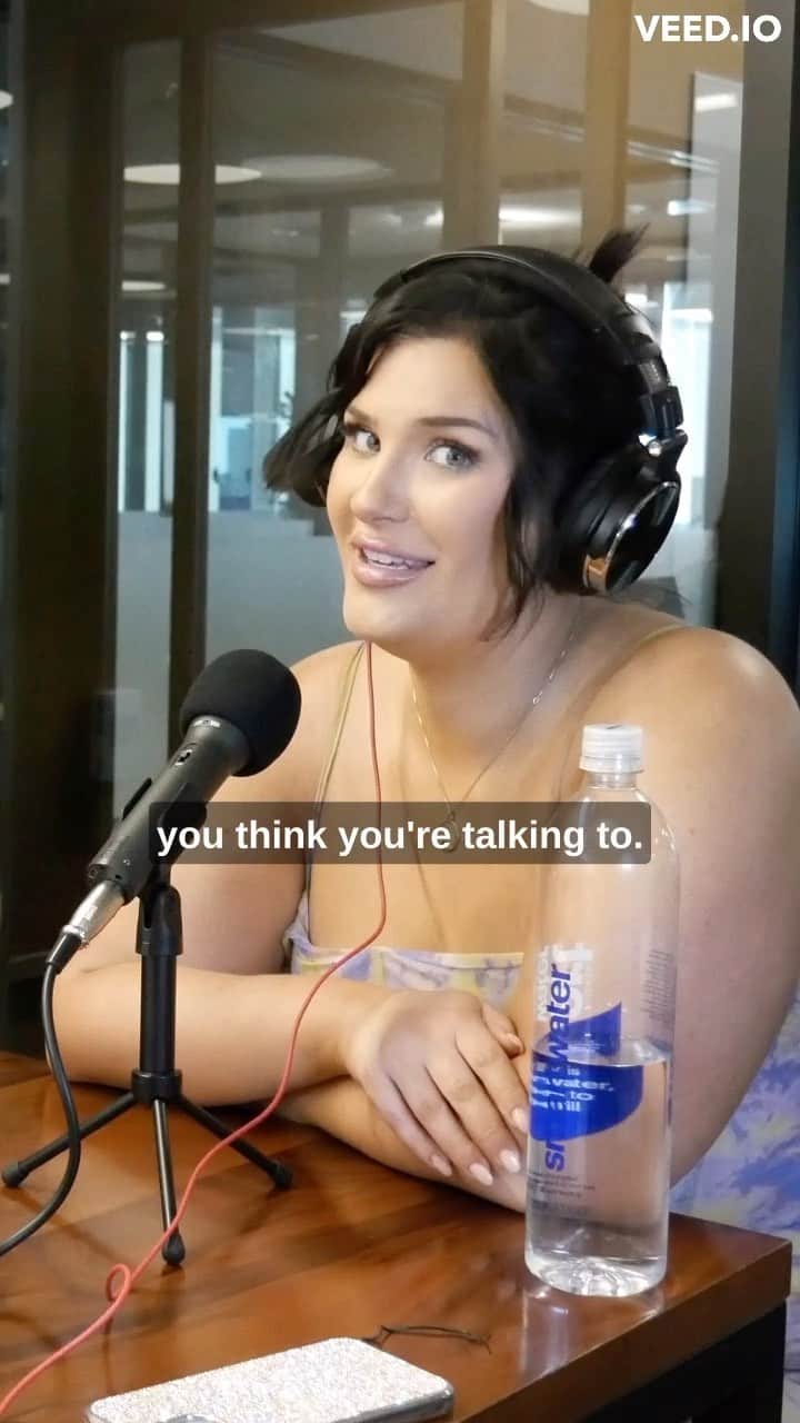 インディア・ガンツのインスタグラム：「Did you know that you can PAY an agency to handle your DM’s on OnlyFans?? Turns out you might not be talking to the girl you think you’re talking to…. 🤔 . Tune in to todays’s episode of @businessofbeautypodcast with guest @brookebarrows ✨」