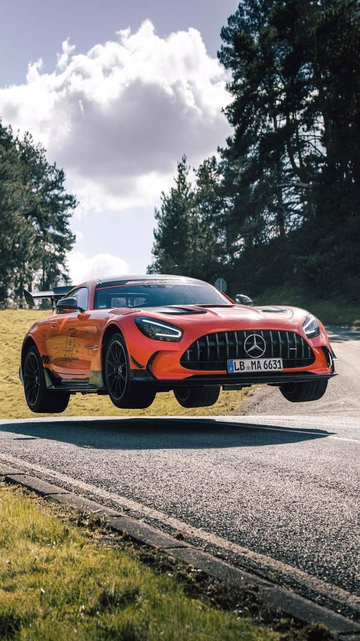 ジョージ・ラッセルのインスタグラム：「Lift off 🔥🚀 @mercedesamg」