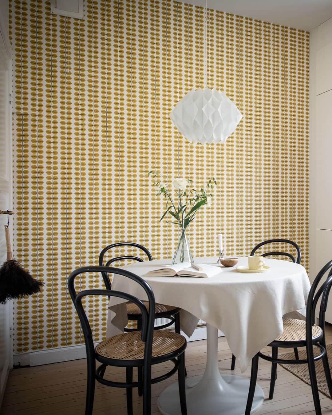Bjurforsのインスタグラム：「Bjurfors Century presenterar en tilltalande landshövdingetvåa med ljus, rymd och historisk charm på toppen av Gamla Masthugget 💛  Här löper vitlaserade brädgolv i originalutförande genom hela bostaden och det smakfullt renoverade köket möter byggnadsåret i form av ett bevarat skafferi.   Bockhornsgatan 6A | 2 ROK. Foto: @bon.interior Styling: @mariasahlander  #bjurforscentury #bjurforsgöteborgcity  #mäklarehildaferm #drömhem #gamlamasthugget #slottsskogen #historiskcharm #inredning #tonstol #boråstapeter #berså #stiglindbergberså #stiglindberg #matplats #brädgolv #vitlaseratbrädgolv #landshövdingehus #30tal」