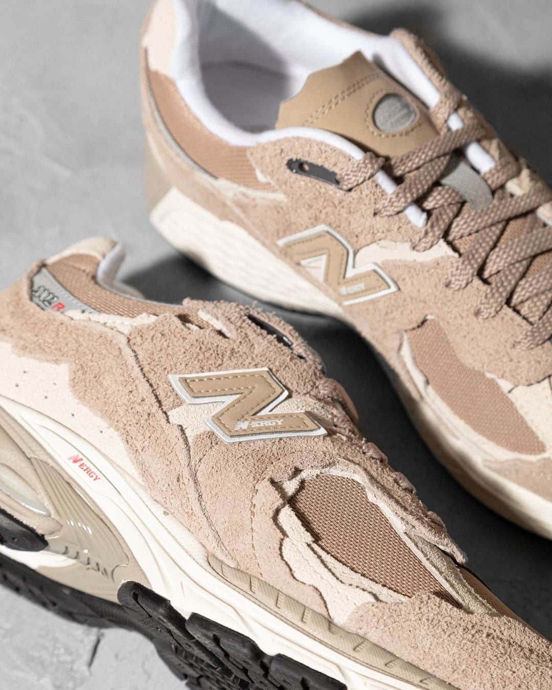 ガーブストアのインスタグラム：「New Balance introduces a new iteration of its jagged-edge 2002R trainers, this time in a driftwood and timber-wolf colourway. ⁠ ⁠ Shop now, link in bio.」