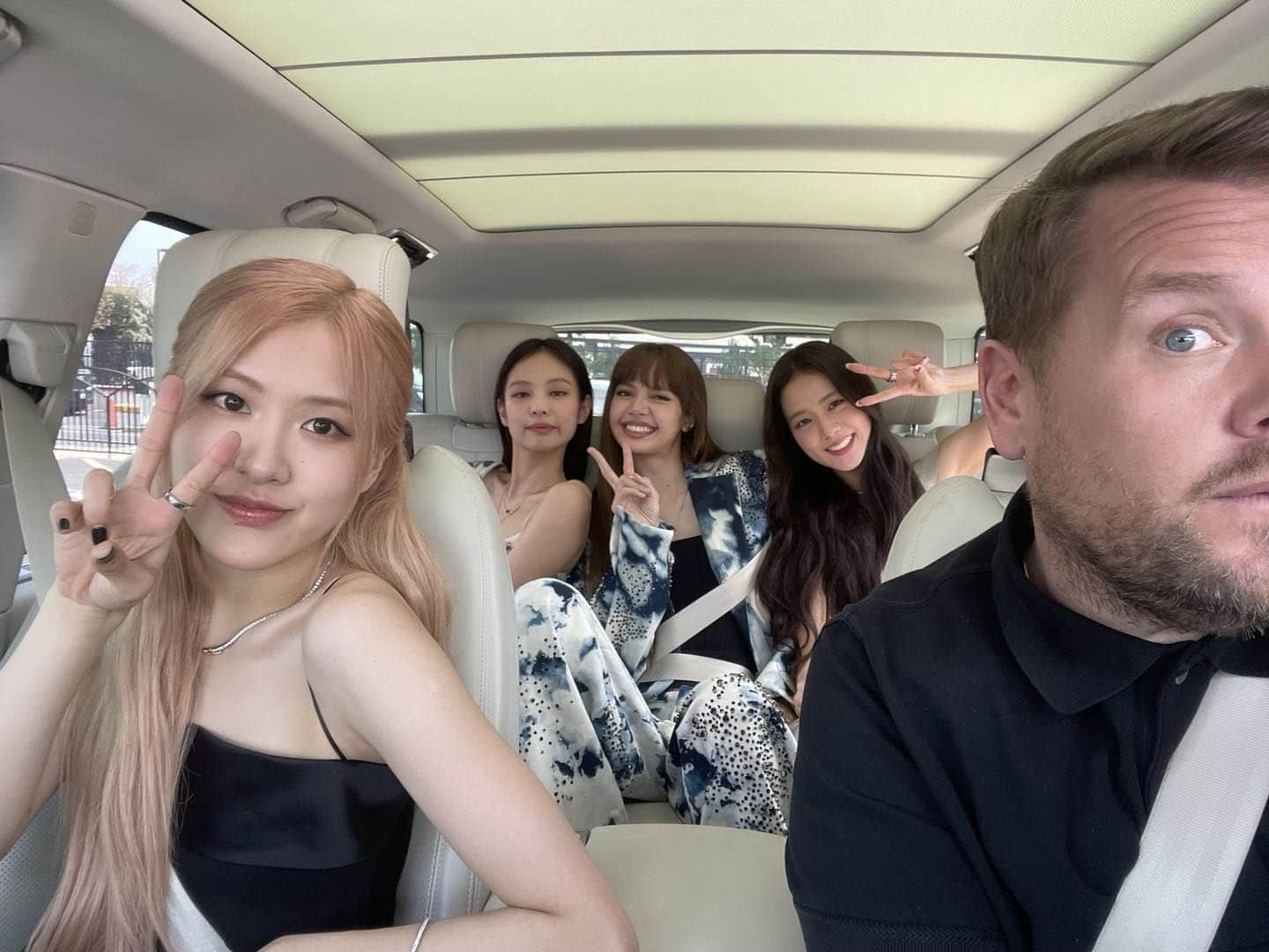 ジェームズ・コーデンのインスタグラム：「Fun ride to work this morning. Thank you @blackpinkofficial for helping me beat the traffic! #CarpoolKaraoke tonight on CBS. 7 shows to go! ❤️❤️❤️❤️」