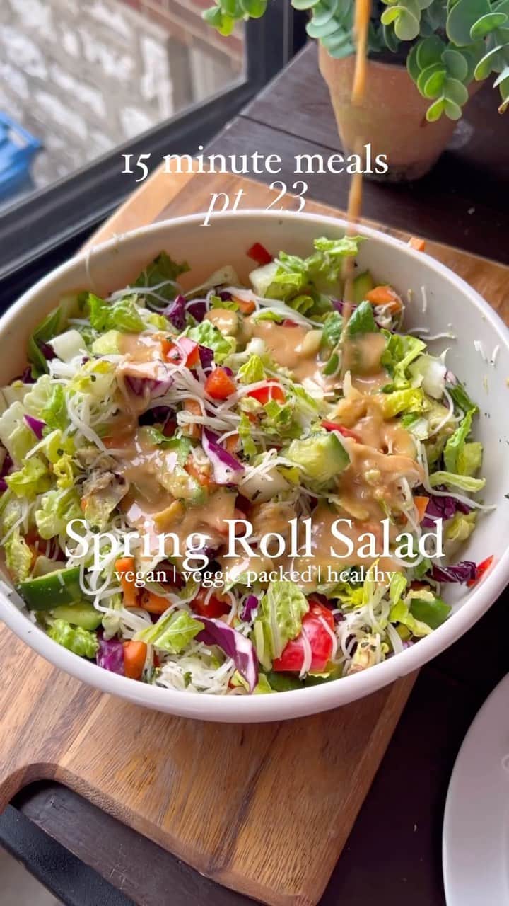 Sharing Healthy Snack Ideasのインスタグラム：「Spring Roll Salad 🥗 15 Minute Meals, pt. 23! This salad is LOADED with veggies which I love! Tip: chop the ingredients in your food processor to save time! By: @choosing_balance - - - Ingredients: Veggies: 2 cups chopped romaine lettuce  1 chopped bell pepper  1 cup chopped cucumber  1/2 cup chopped carrots  1 cup chopped cabbage  1 avocado, chopped  1/4 cup basil  Other: 2 cups cooked rice noodles  Sauce: 1/2 cup peanut butter  1 tbsp maple syrup  1 tsp apple cider vinegar  1 tbsp coconut aminos or soy sauce  1/4 cup water  Instructions: Add of the chopped veggies & cooked rice noodles together. Cook the rice noodles according to package instructions & let cool completely before adding.  In a food processor or blender, mix the sauce ingredients.  Mix the salad together  Pour the sauce on top or save to add as you eat it throughout the week! #vegan #veganfood #veganrecupes #healthycooking #choosingbalance #eatwell #eatmoreplants #plantbased #plantbaseddiet #foodies #quickdinner #lunchinspo」