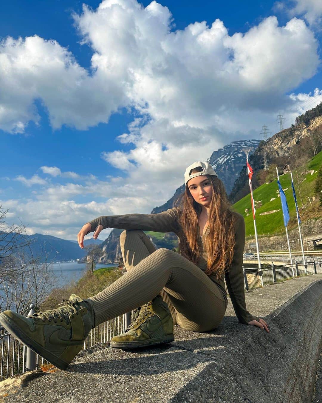 ニコルのインスタグラム：「There’s great comfort in knowing nobody else is as crazy as you are 😆❤️」