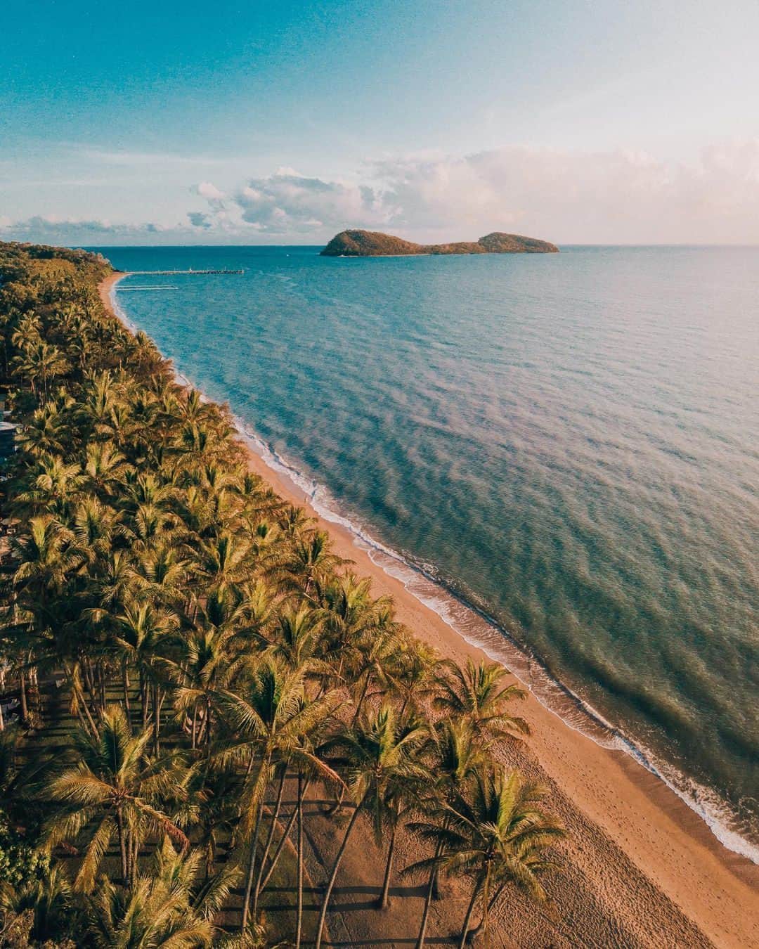 Coronaさんのインスタグラム写真 - (CoronaInstagram)「Only 30-minutes from Cairns, Palm Cove is an idyllic pocket of paradise. ⁣ ⁣ A small village, Palm Cove offers an alternative way of living for Australians and travellers. Home to just 200 locals, it act as a sanctuary from bustling city life. ⁣ ⁣ If you prefer to experience peace and quiet, then wander around Palm Cove and embrace the innovative local cuisine, hire a kayak and watch the sunset, or visit one of the spas on the island. ⁣ ⁣ This is a place for you to enjoy in a way that is authentic. Endless possibilities exist on Palm Cove.⁣ ⁣ #ThisIsLiving⁣ ⁣ 📸: @jaxonfoale⁣ ⁣ #PalmCove #Cairns #Australia」4月19日 2時00分 - corona
