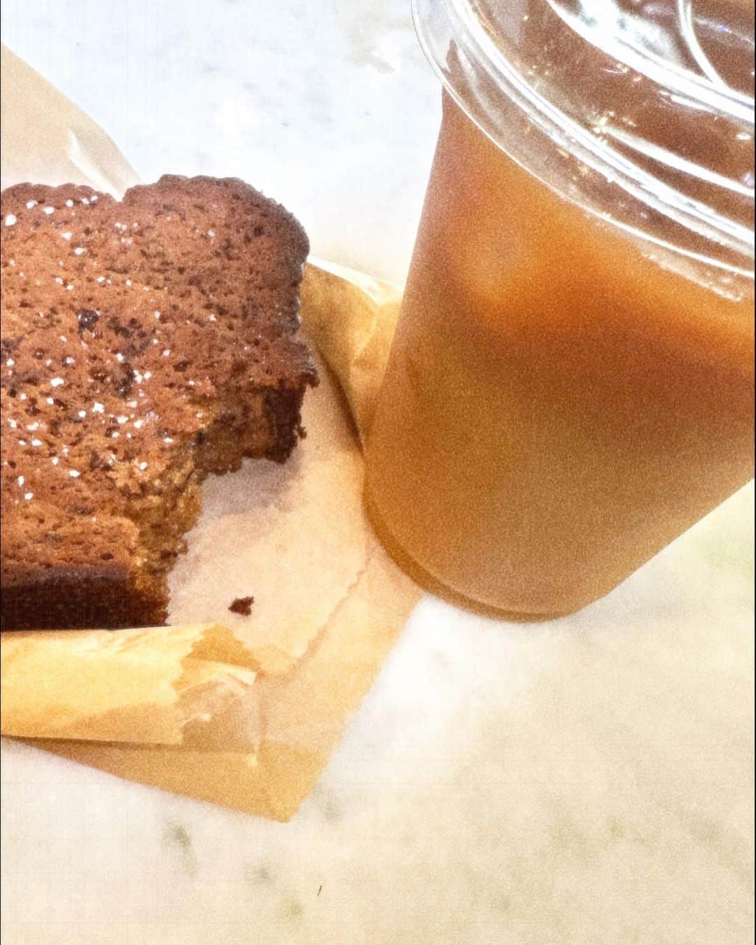 カミラ・マーシャルのインスタグラム：「TUESDAY AM thoughts:  •COFFEE •will people EVER be MORE KIND to each other •I GOTTA  to go to Trader Joe’s •I want TACOS •omg it’s taco TUESDEEEE •I’m so PROUD of my husband  •there was NONE payoff in the LIB reunion  •why does the Bb Major scale start with the 3rd finger on the LEFT hand and the 4th finger on the RIGHT? that’s just mean. •why does UNITED AIR send out emails to pre order snacks? Don’t they just give us pretzels? I have to order the pretzels? •that BANANA bread yesterday was so ridiculous, I’m getting it again today.  swipe to see the shirt I’ve worn 3 days in a row…」