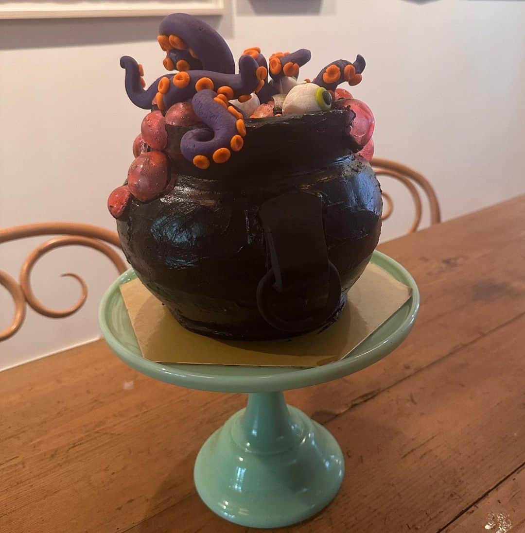 メーガン・ブーンのインスタグラム：「HBD, kiddo. I love ya. 👁️ 🐙 🧙‍♀️ 🎂 🍲 ✨」