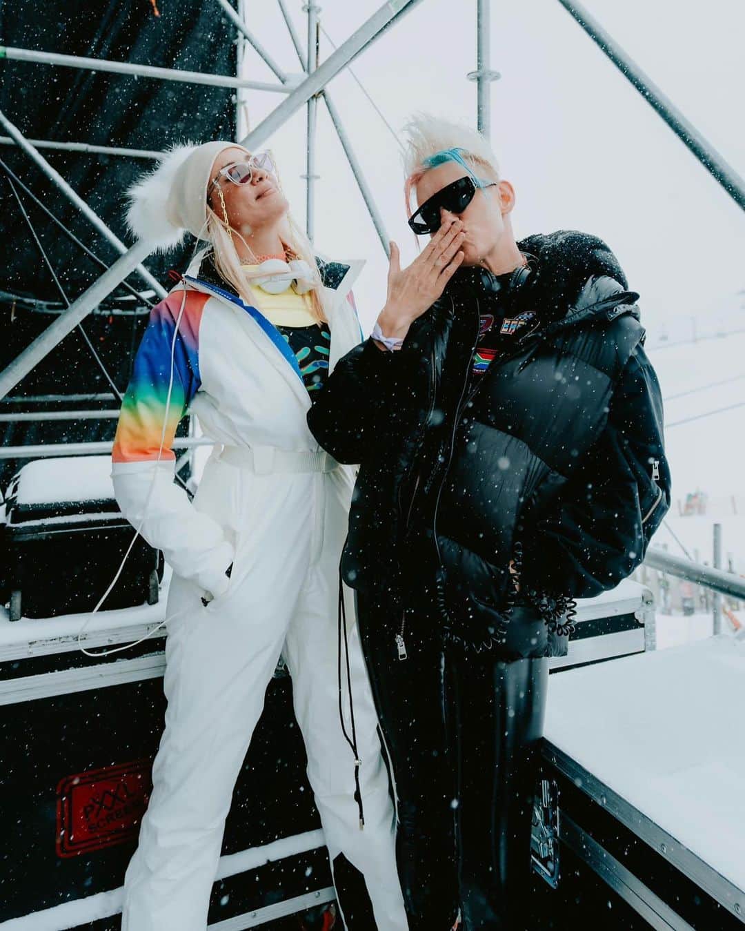 NERVOのインスタグラム：「Sölden we miss you snow much already ❄️💓👯‍♀️⛷️🗻🥰🥰 (not sponsored by @redbull 🤪🤪)  #solden #austria #skiing #skiresort #rave #edm」