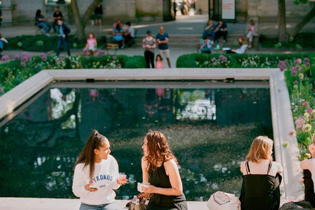 フィラデルフィア美術館さんのインスタグラム写真 - (フィラデルフィア美術館Instagram)「Back by popular demand: Start your summer weekends at the Rodin Garden Bar! Open every Friday 4:00–8:30 p.m., May 26 through August 25. Unwind from the week in our garden with beer, wine, and outdoor music. 🎶 🍹   Learn more at the link in our bio.  Photo by Elizabeth Leitzell   #RodinGardenBar #SummerFridays #explorephilly #visitphilly」4月19日 2時05分 - philamuseum