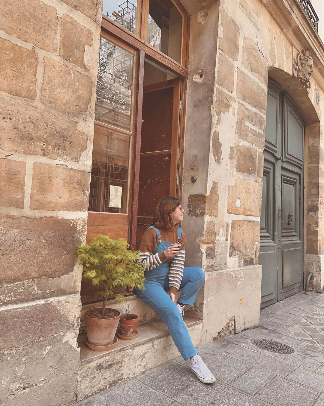 Angélineさんのインスタグラム写真 - (AngélineInstagram)「Une chouette salopette et un très bon cold brew ☕️🧊🤎  #cafeparisien #cafeparis #bonnesadressesparis #coffeeshopparis」4月19日 2時16分 - angelinelayet