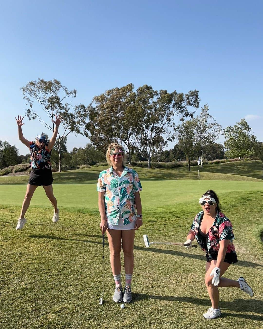 エイプリル・ロスさんのインスタグラム写真 - (エイプリル・ロスInstagram)「Dressed to impress at the LB Women’s Volley fundraiser golf tourney🌸🌺💁🏼‍♀️(we missed you @whitney_pav_levecke!💖) and had a great time 🤗  Disclaimer: no 🦆s were harmed in the filming of these videos, just came very very close 😅  *Also, I know my swing is terrible🤷🏼‍♀️」4月19日 2時10分 - aprilrossbeach