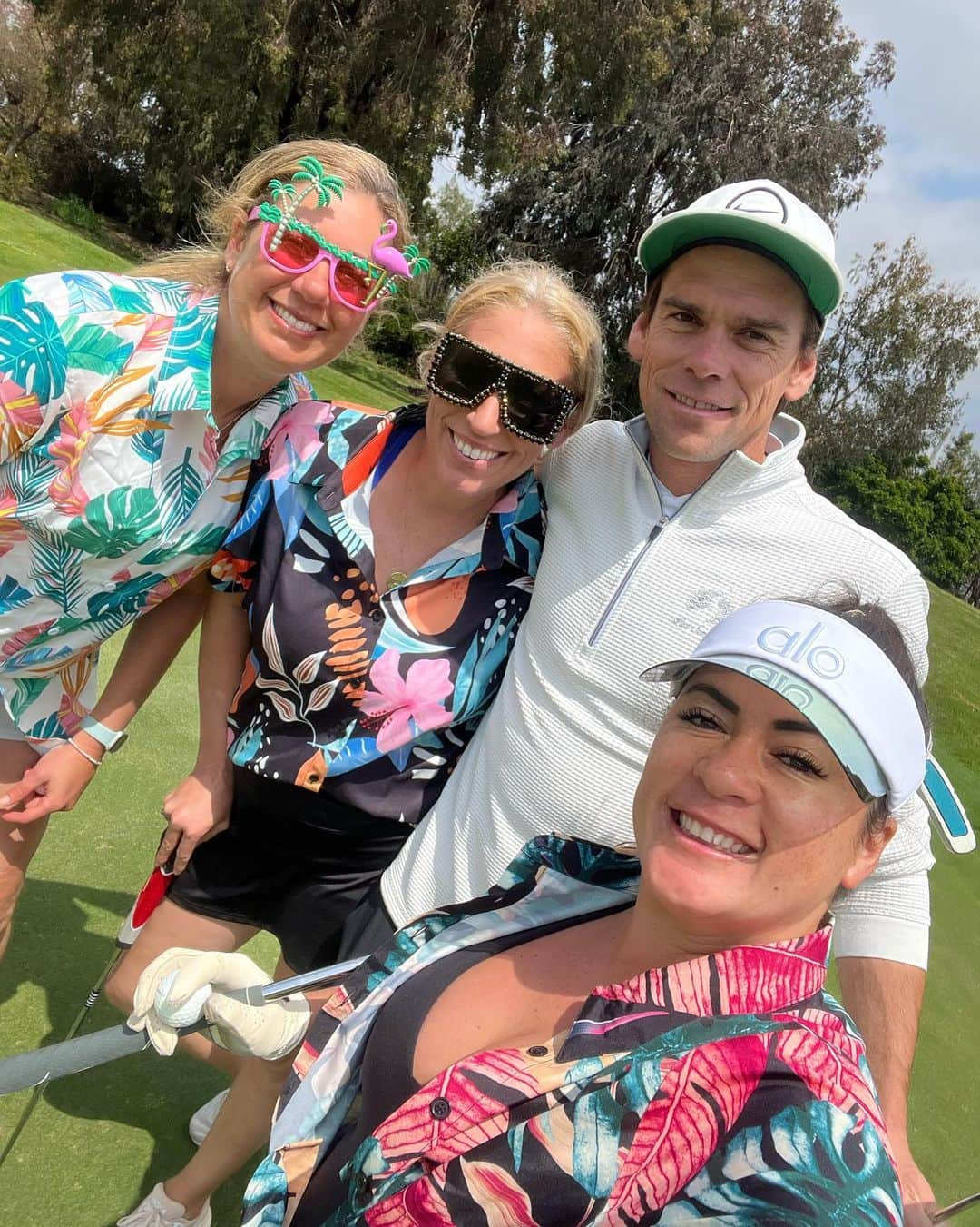 エイプリル・ロスさんのインスタグラム写真 - (エイプリル・ロスInstagram)「Dressed to impress at the LB Women’s Volley fundraiser golf tourney🌸🌺💁🏼‍♀️(we missed you @whitney_pav_levecke!💖) and had a great time 🤗  Disclaimer: no 🦆s were harmed in the filming of these videos, just came very very close 😅  *Also, I know my swing is terrible🤷🏼‍♀️」4月19日 2時10分 - aprilrossbeach