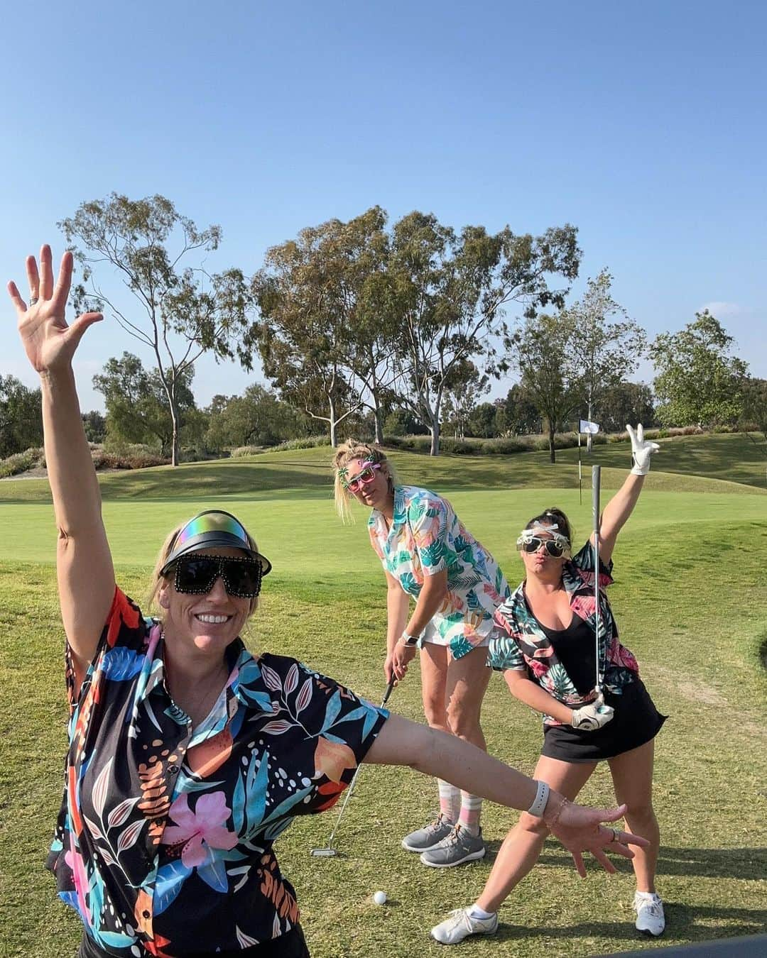 エイプリル・ロスさんのインスタグラム写真 - (エイプリル・ロスInstagram)「Dressed to impress at the LB Women’s Volley fundraiser golf tourney🌸🌺💁🏼‍♀️(we missed you @whitney_pav_levecke!💖) and had a great time 🤗  Disclaimer: no 🦆s were harmed in the filming of these videos, just came very very close 😅  *Also, I know my swing is terrible🤷🏼‍♀️」4月19日 2時10分 - aprilrossbeach