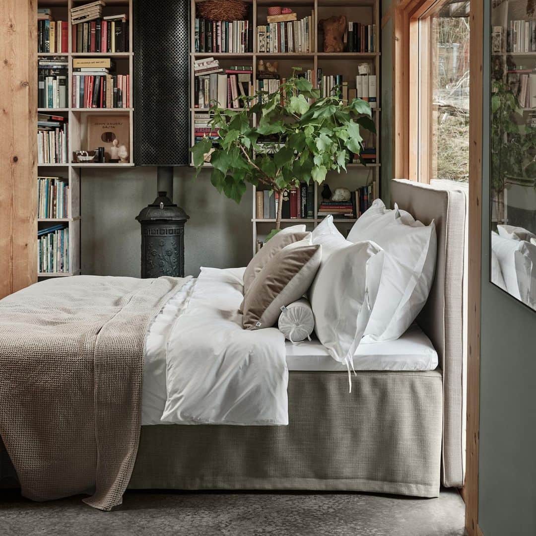 Frida Ramstedtのインスタグラム：「Kanske den finaste pressbild jag sett på en säng? Zoomar in och inspireras av allt. Både bäddningen och allt spännande som är instoppat inemellan böckerna i bokhyllan. Nyhet från👌🏻 @millenotti   #inredning #interior #interiordesign #bedroom」