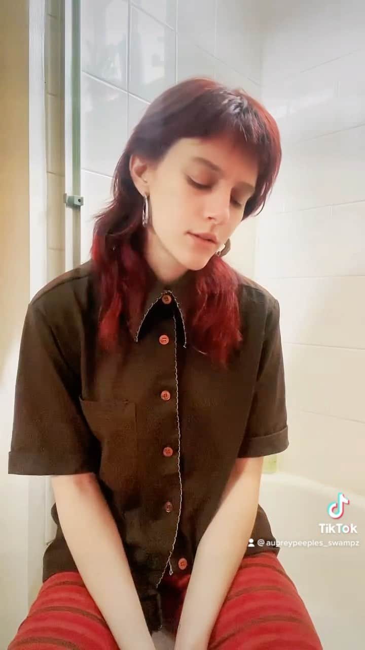 オーブリー・ピープルズのインスタグラム：「im the karaoke bitch who’ll pull this one out to bring everyones mood down」