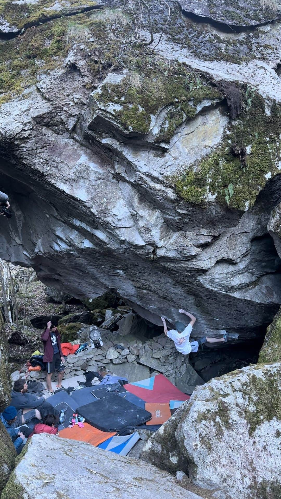 デイブ・グラハムのインスタグラム：「Fight Club [8B+] ⚔️💎 Absolutely amazing addition from last winter by the young legend @shawnraboutou 🔥 This is def one of my favorite climbs in all of Val Bavona, and was on the top of my list for this season 🙌🏻 I was lucky to make a rather fast ascent, about three days of effort, and was super surprised to stand on top of this mega after a random burn where somehow everything just clicked together. Super technical resistance climbing which breaks down nicely into three obvious sections: a tricky intro with a tense toe hook which is hard to execute without loosing too much energy, followed by a very complex roof encounter with a bizzare kneescum and a series of powerul positions on amazing pocket like grips, then a pumpy enduro outro which gets more committing the higher you climb 😍 Thanks to all the homies bringing the good vibes that day, I don’t think I would have summited without all the encouragement and talented spotters 😅😂 Looking forward to sharing more of my ascents from the last couple months in the next few weeks, and continuing to press onward with the plethora of projects I’ve amassed from last year, and all the brilliant new ones we have discovered and cleaned recently 🥳 I am a bit speechless about how AWESOME it is here in Switzerland, and how many incredible futuristic lines that continue to surface…my mind is officially blown 🤯🤣 Thanks @kimmarschner for filming this one, the ascent was super unexpected, so it’s great to have this little souvenir 🫶🏻 @adidasterrex @fiveten_official @petzl_official @frictionlabs @sendclimbing @tensionclimbing」