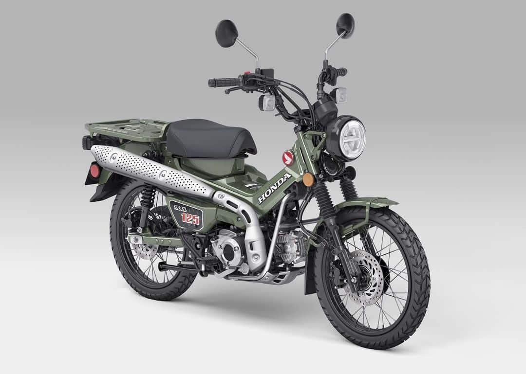 Honda Powersports USさんのインスタグラム写真 - (Honda Powersports USInstagram)「The Trail125 receives a new engine and a new color for 2023. The efficiency-focused advancements align the popular model with its miniMOTO relatives, especially the Super Cub.   Hidden behind its classic aesthetic is state-of-the-art technology that enables confidence-inspiring performance and modern riding comfort. #Trail125 #Honda #miniMOTO」4月19日 2時18分 - honda_powersports_us