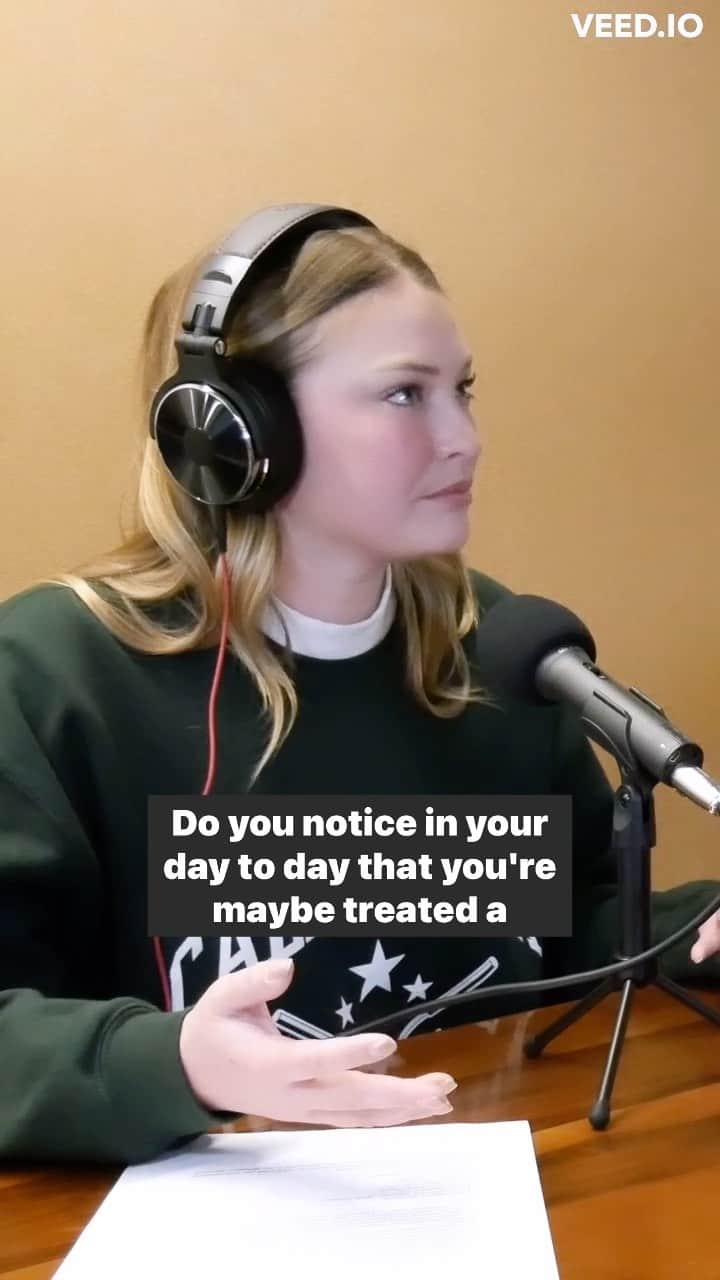 インディア・ガンツのインスタグラム：「@brookebarrows talks Pretty Privilege post weight-loss… tune in @ link in bio!」