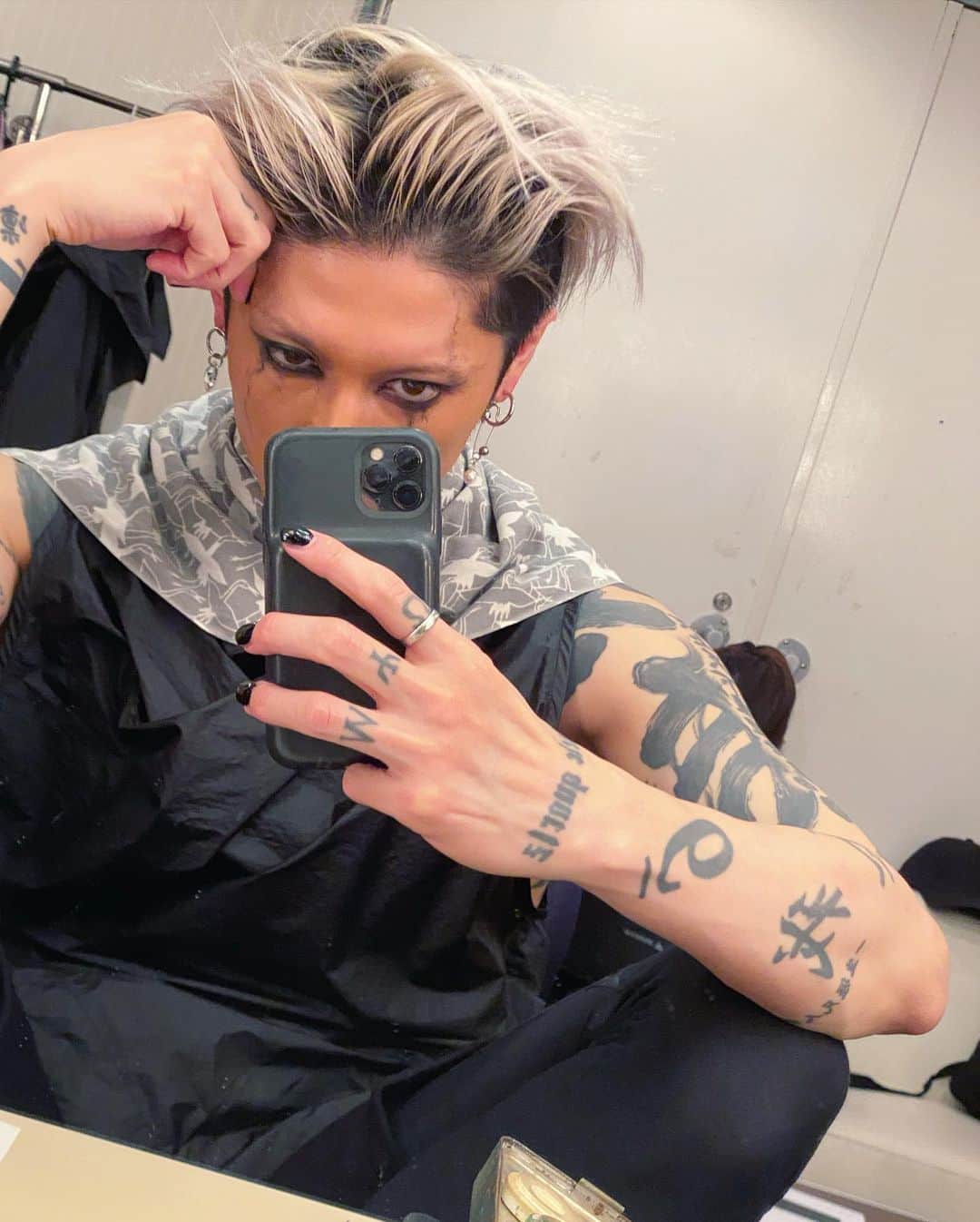雅-MIYAVI-のインスタグラム：「When can I rock you   ✝️😈」