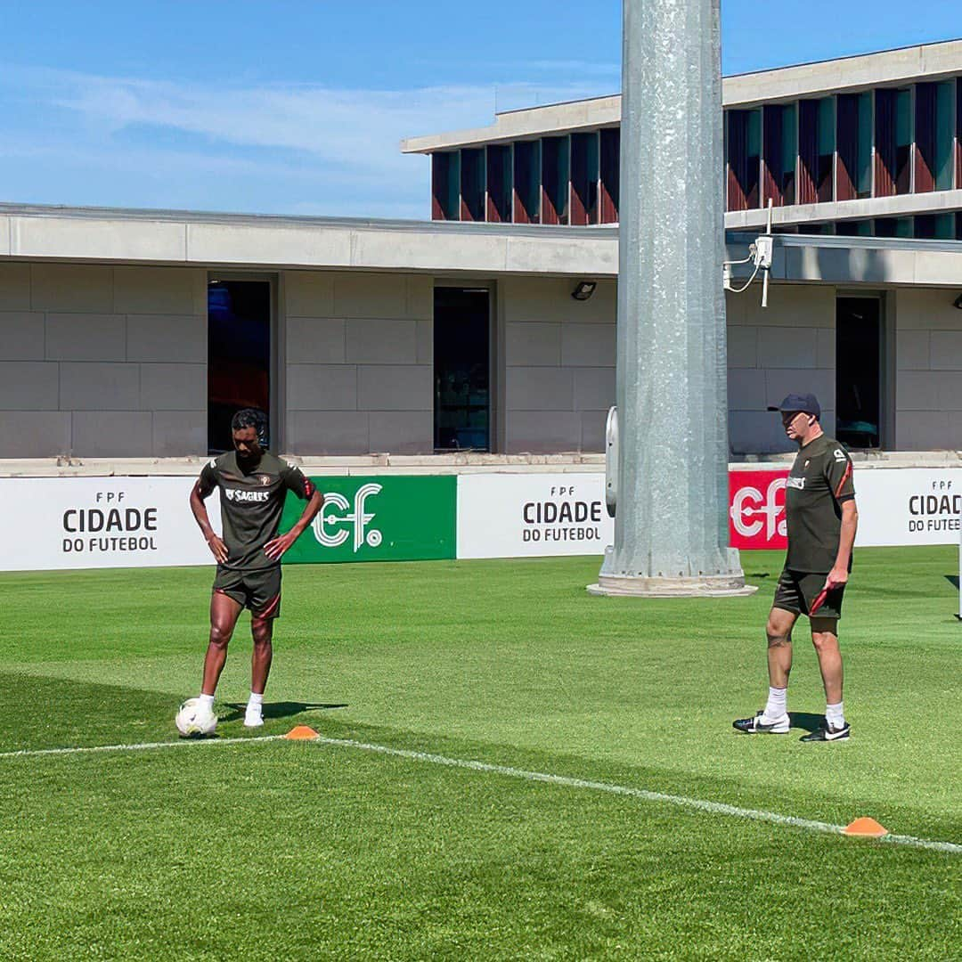 ナニさんのインスタグラム写真 - (ナニInstagram)「The journey may be difficult, but the reward will be worth it! Great to be back at the Cidade do Futebol for a training session. Focused on coming back stronger! ⚽💪🏾 #Work #Motivation #Focus #Recovery」4月19日 2時26分 - luisnani