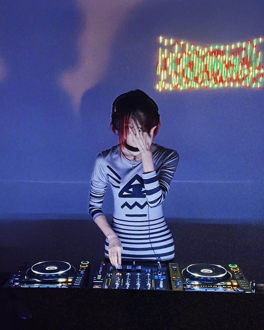 si ouxさんのインスタグラム写真 - (si ouxInstagram)「DJたのしかったし最高パーティーでした🔊 Thank you! @galversenft × @lensprotocol.eth PARTY🌠 #新星ギャルバース」4月19日 2時27分 - si_oux