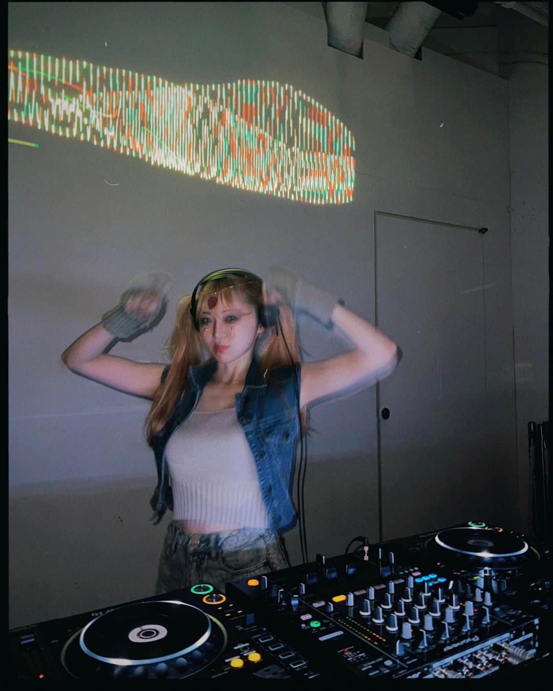 si ouxさんのインスタグラム写真 - (si ouxInstagram)「DJたのしかったし最高パーティーでした🔊 Thank you! @galversenft × @lensprotocol.eth PARTY🌠 #新星ギャルバース」4月19日 2時27分 - si_oux