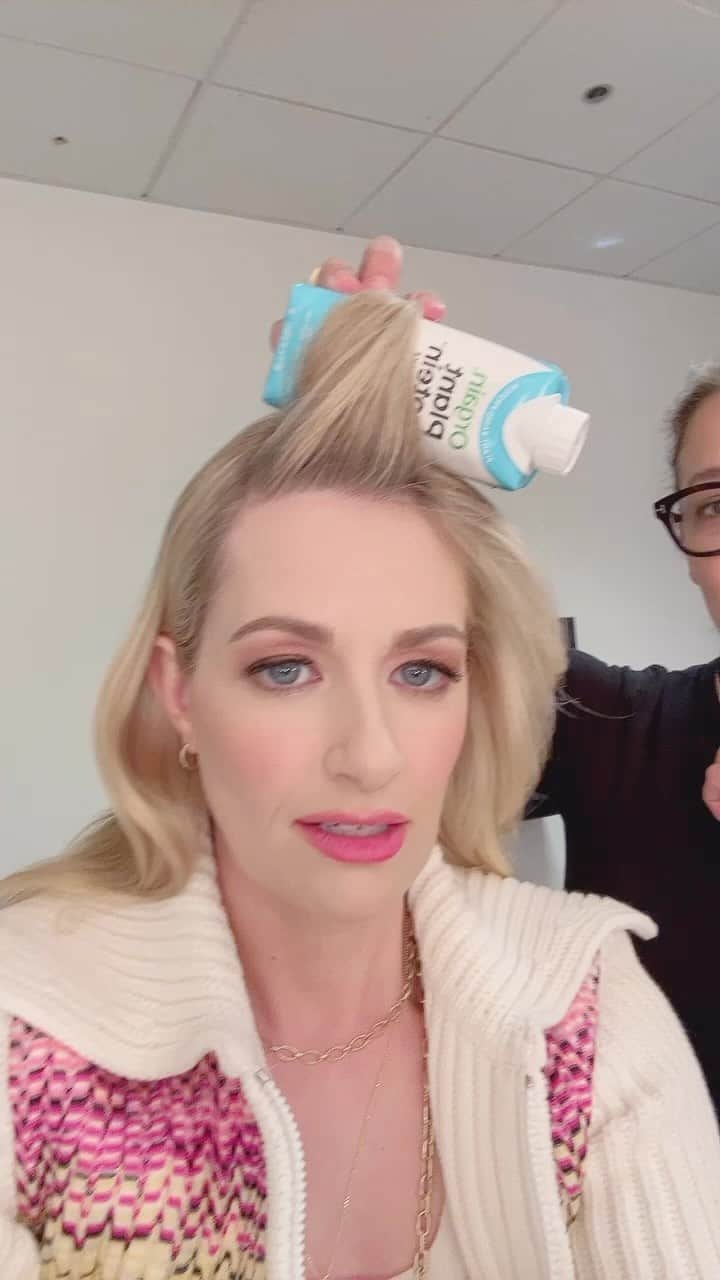 ベス・ベアーズのインスタグラム：「Happy birthday to the one person I have no ego around saying is much funnier than me. She's the strongest, most hilarious, most bad ass, most talented, most loving friend and auntie to Emma Georgie. I love you @hairbyaviva ! In honor of her birthday please go buy something Gorg from @dayratebeauty   Shout out to my new rollers from @drinkorgain ! So versatile! Even professionals use!」