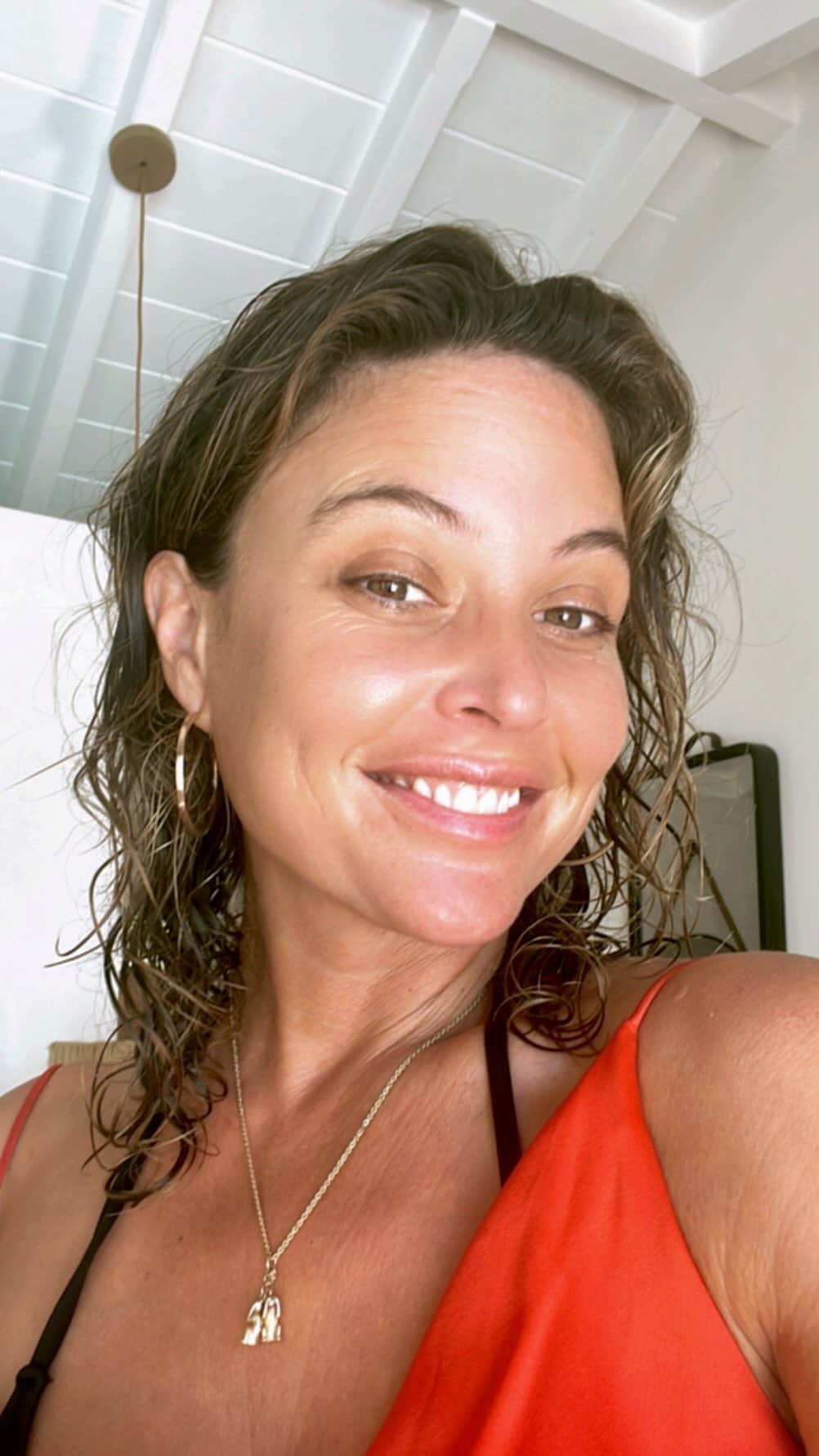 ジョジー・マランのインスタグラム：「😏 We have even more *special* things ahead, Good Vibe Tribe! Stay tuned: tomorrow at 9am, we’re going pineapple crazy to make your day (and your skin) even brighter!🍍 🙌」