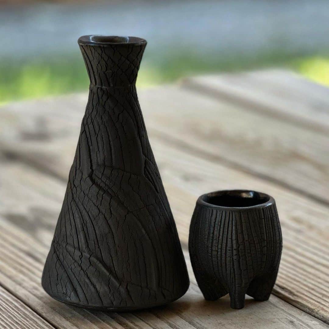佐竹晃さんのインスタグラム写真 - (佐竹晃Instagram)「Black Kohiki tokkuri and guinomi. (Sake bottle and cup) These will be on Online shop soon. www.akirasatake.com  . #onlinestore #kohiki #blackkohiki #akirasatakeceramics #clay  #asheville  #guinomi #ぐいのみ　#酒 #sake  #gallerymugen  #陶芸 #陶芸家  #佐竹晃 #ceramics #pottery #japanese #japanesepottery #tougei #tokkuri #徳利」4月19日 2時30分 - akirasatake