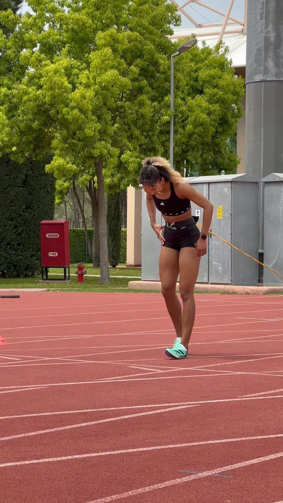 Laviai NIELSENのインスタグラム：「accelerations & speed work for the first day in the sun 🌞  we’ve been waiting a longggg winter for these warmer sessions again 💛🙏🏽」