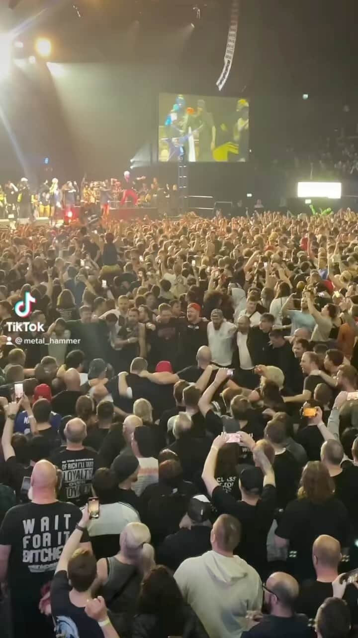 METAL HAMMERのインスタグラム：「Limp Bizkit decimating Wembley Arena! 🔥   #limpbizkit #limpbizkitstyle #freddurst #numetal #wesborland #metal #rock #gig #metalhammer」