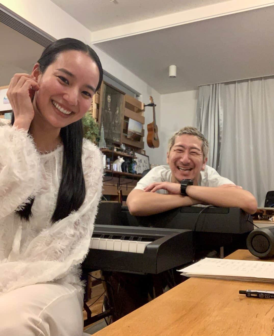 レイヤマダさんのインスタグラム写真 - (レイヤマダInstagram)「コーラスリハーサル🎤🎙  4/25のコーラス&ギターはAflo氏！  ハーモニー、ウーアー、ユニゾン、お囃子、SE、シェイカー、ギター、、、忙しそうだ！  自曲のコーラス考えるの楽しい😆  @aflo_san   #レイヤマダ #デビュー10周年  #ツアーファイナル #東京 #渋谷 #duomusicexchange」4月19日 2時42分 - rayyamada_dayo