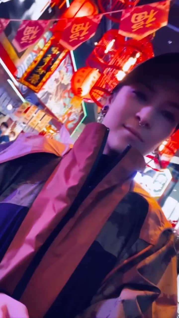 マヤ・ジェーン・コールスのインスタグラム：「🇯🇵 This 2 year postponed Japan was a trip full of emotions, nostalgia, food and good times 🥹 Precious family time. My Grandma started to get Dimentia during the pandemic , it was the first time seeing her since. First time for her to not recognise me, my dad or my brother. Pretty emotional but she still seemed happy in her own world 😌💞. Caught up with old family friends, made new friends, ate lots of food, played in Osaka at @clubjoule_official and then the opening of the new @jam17_diningandbar in Kabukicho Tower building, Tokyo. Had such an incredible time. What a whirlwind of a trip, wish it could have been longer! ❤️‍🔥」