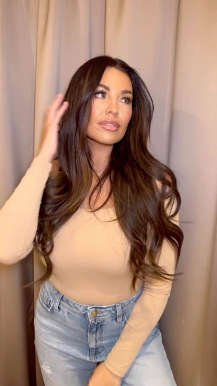 Jessica Wrightのインスタグラム：「Went a bit lighter for the summer… do you like? 💁🏽‍♀️ Come to the salon with me & @beauty_worksonline  They have just launched 4 new shades as part of their Chocolatière Collection and I’m obsessed✨ I’m wearing 22” Slimline tapes in their new shades Espresso and Honeycomb 🍯🫶🏼🤍 ad」