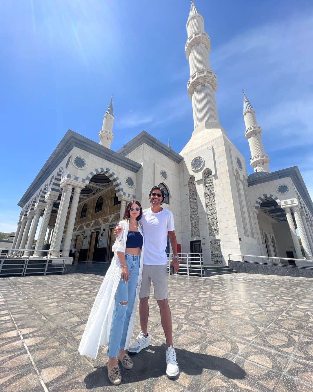 ステファニー・ブリットのインスタグラム：「Nossa primeira vez em Dubai e ontem indo pra Old City, passamos pelo Dubai Frame e na Mesquita Azul! Tô amando conhecer a cidade e toda sua e excentricidade…」