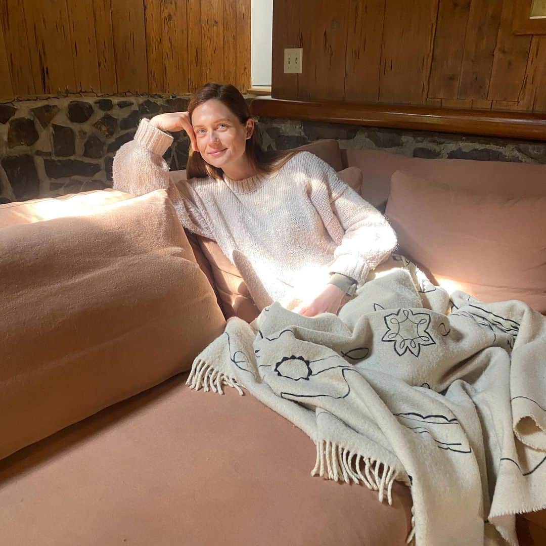 ボニー・ライトのインスタグラム：「I’ve spent the last few days living on my new couch and intend to spend thousands more 🤎 thank you @sixpennyhome we love it! We went for the devyn l-shape made with thread dyed cotton linen in nectarine dream 🍊」