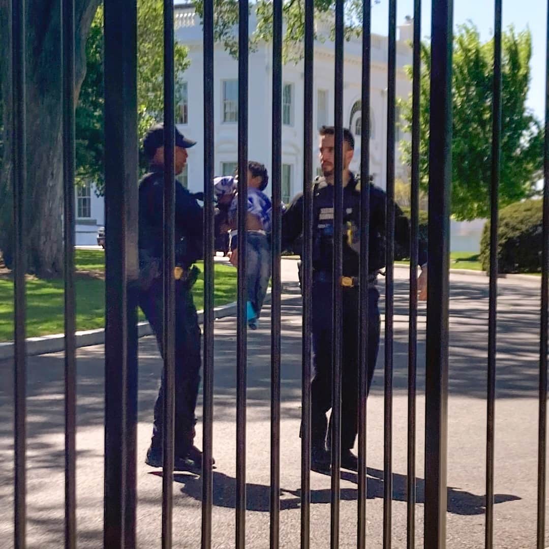 TIME Magazineのインスタグラム：「Defcon Terrible 2s: A toddler just squeezed through the White House Fence, prompting a response from the Secret Service.  It may be the first successful intrusion onto the complex since the fence was doubled in height to roughly 13 feet (3.96-meters) in recent years after a series of security breaches.  Take a time out at the link in bio.  Photograph by Nancy Benac—@apnews」