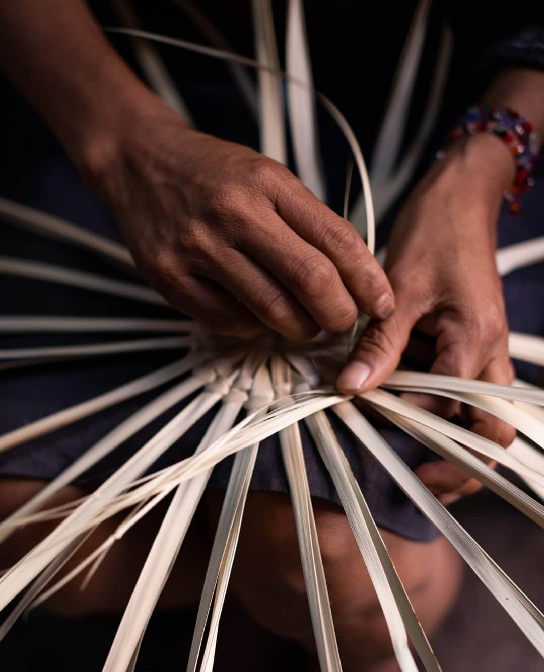 オバッキのインスタグラム：「To see the precise work of a master weaver you have to go in close. It is then that you begin to discover the specific choices that were made in its construction, each offering a lesson on the locality and history of the region in which they were made.⁠ ⁠ Weaving and dyeing techniques, as well as materials, vary widely across countries and continents and if you take the time to observe, a basket can tell you as much about a culture's history as any painting or piece of pottery.⁠ ⁠ Shop our global collection of sustainably made baskets at the link in our bio!⁠ ⁠」