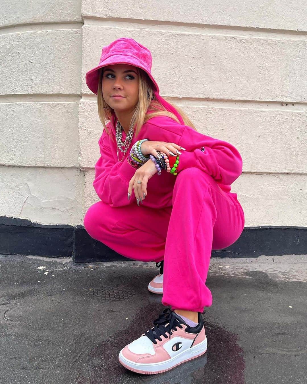 Champion EUのインスタグラム：「@nonoofficial takes Barbiecore to the next level in a full Champion fit.」