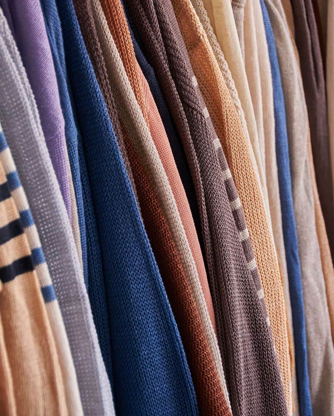 デミリーのインスタグラム：「The Spring '23 Online Sample Sale is happening NOW—shop spring favorites and one-of-a-kind items, deeply discounted. We'll be restocking throughout, sale ends 4/23.」