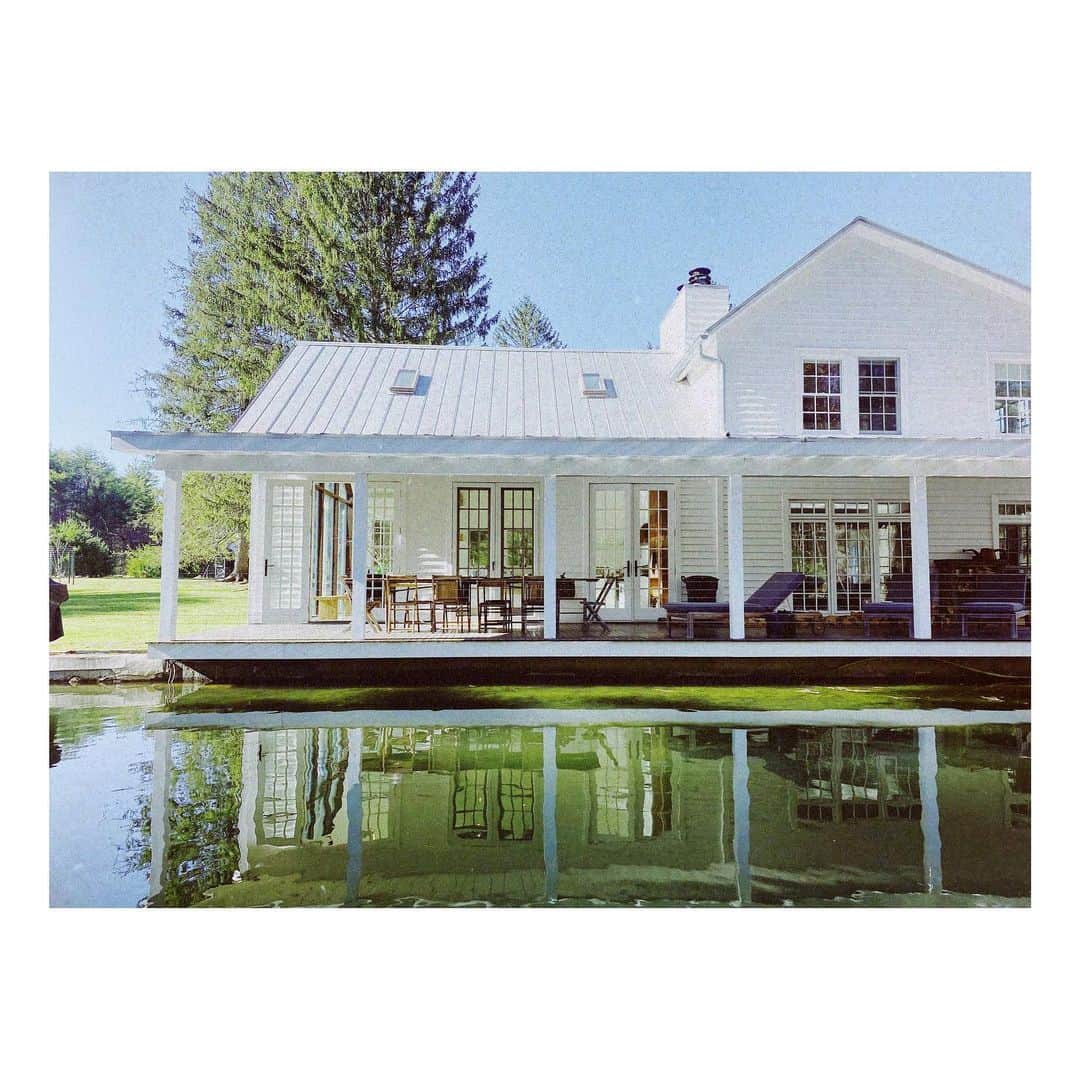 クリスタル・リードのインスタグラム：「The magic that was experienced here requires a level of expression that I do not comprehend. This place is incredibly special and I'm utterly grateful for being able to stay here. Thank you @floatingfarmhouse for the memories.」