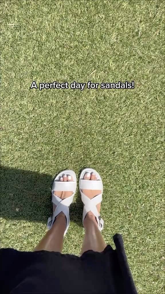 トムズシューズのインスタグラム：「Sunny days call for the Sidney Sandal! ☀️🩴  Cute, comfortable, cool 😎   Wear TOMS. WEAR GOOD.   #sandals #spring #springstyle #sunny #everybodylovesthesunshine #toms #toesout #style #fashondaily #weargood」
