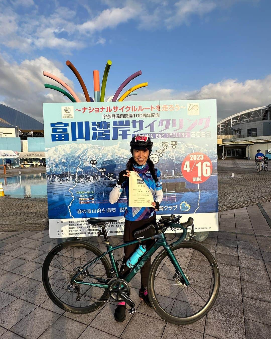 一青妙さんのインスタグラム写真 - (一青妙Instagram)「「富山湾岸サイクリング2023」で人生最長の180キロを無事完走！ 「完走」と文字で書けば、言葉にすれば……ひとことで表現できるものの、とにかく向い風が強くて大変でした。 いくらペダルを回しても進まず、口を開けば喉がカラカラに。 私のペースに合わせてくれた「チーム妙」の温かい声援にも「いま答えるのは無理です」と返事するのがやっと。 途中のチェックポイントには足切り2分前のギリギリに滑り込み、りんごゼリーを流し込んで即出発して、なんとか17：10にゴール。 （ちなみに、同じ180キロを走った台湾人サイクリストのトップは１４時過ぎにゴールしていました……凄すぎる） 朝6：50に出発してから約10時間。風や雨に見舞われながらも、途中は陽が射し、最後は虹まで出現した自然との闘いの一日でした。 頑張れたのは、富山の温かい人々と、美味しい幸、美しい景色があったから。 主催者の皆様、大会運営スタッフの皆様、石川県の師匠、台湾人サイクリストのみなさん、本当にありがとうございました！ さあ、次は200キロの壁に挑みたい！　　　　　　　　　　　　　　　　  #富山湾岸サイクリング #富山湾岸サイクリング2023 #富山 #富山湾岸サイクリングコース #ワンダーブルー #livcommitted #ロードバイク #livjp #わたしとliv #サイクリング #サイクリング女子」4月18日 18時15分 - hitototae