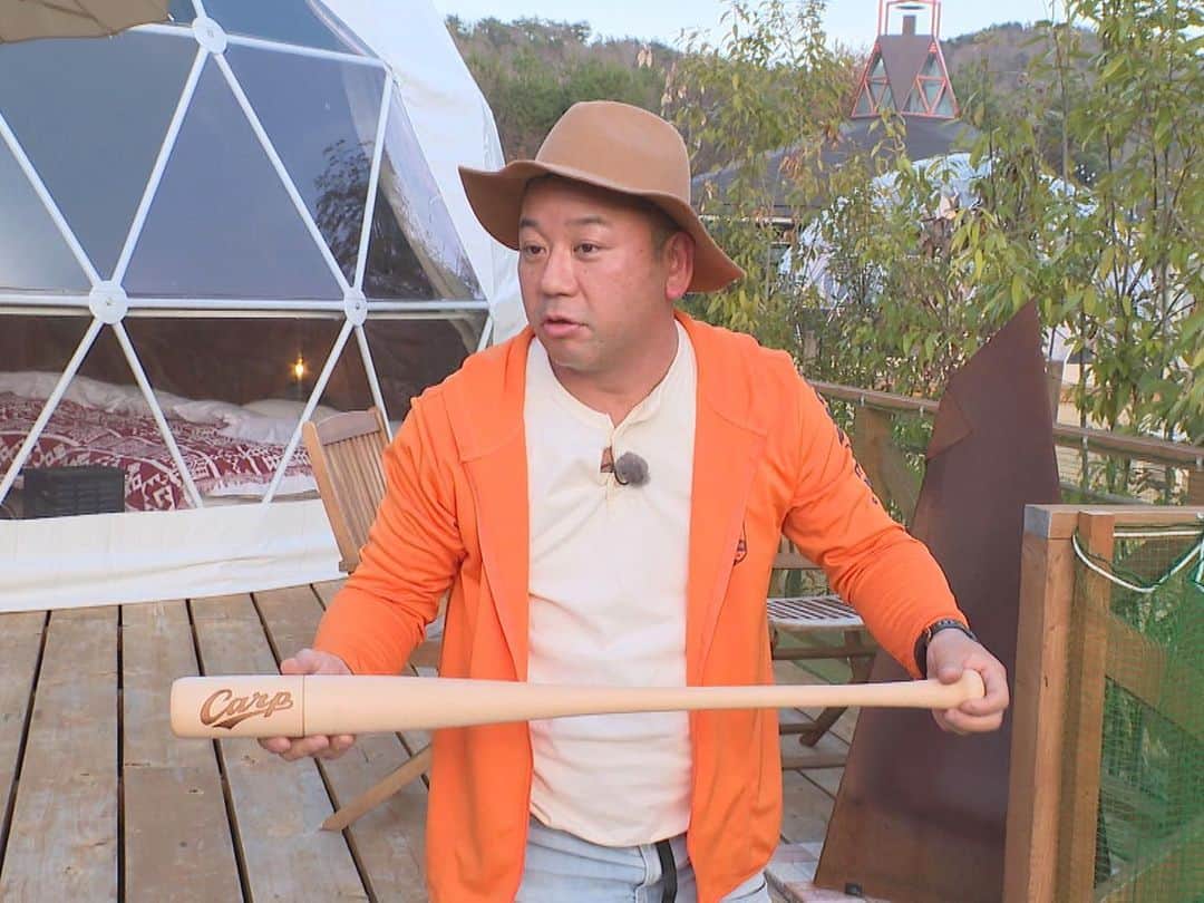 のインスタグラム：「話題のアレです⚾️  今週22日(土)の『#西村キャンプ場』は、 新たな旅がスタートしますっ🏕  広島県三原市と竹原市をめぐる新シリーズ 「三原・竹原ハラハラキャンプ旅」😲  初日の西村さんは、 いつにも増して上の空…  それもそのはず、ロケ当日は WBC日本対アメリカの決勝戦の日でした…⚾️  試合結果にハラハラしながらも、 キャンプ旅へ出発🚗💨  キャンプ地では、西村さんが持参した ”WBCで話題沸騰、とっておきの私物” を披露しますっ🔥  #バイきんぐ #バイきんぐ西村 #西村瑞樹 #キャンプ #camp #キャンプ場 #広島 #竹原 #三原 #ハラハラ #wbc #ヌートバー #ペッパーミル #carp #野球」