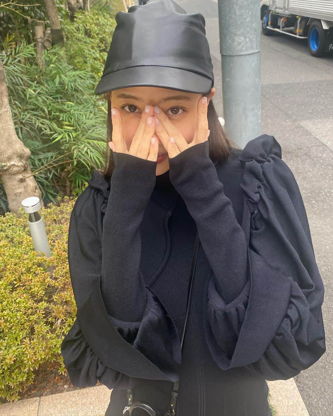 愛甲千笑美のインスタグラム：「お休みの日は すっぴん+日焼け止めで お出かけすることが多いです〜  🧢　@polene_paris  👚 @haengnae_official 👜　@polene_paris   ボディラインが見えるのに 締め付け感がない @haengnae_official のワンピース  #私服」